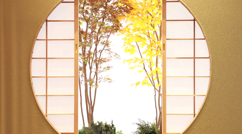 埼玉県川越市にある写真館:風のスタジオ Le Lien川越 ウニクス南古谷店は、狭山市・入間市・川越市・鶴ヶ島市周辺の七五三・成人式・卒業式からマタニティフォト等の多種多様な撮影ができる写真スタジオです。Le Lien(ル・リアン)とは、緑・絆・繋がりの意味を持ち、お店の中央には家族の絆を象徴するツリーがあります。洗練されたナチュラル空間、オシャレなセットが盛りだくさんな写真スタジオで写真撮影をお楽しみください